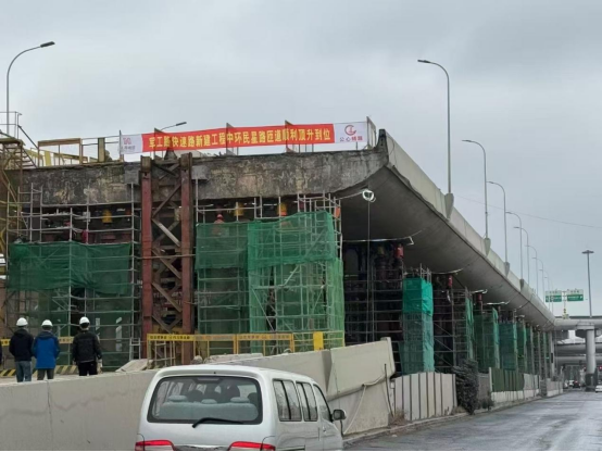 上海军工路新建工程顶升段顺利顶升到位